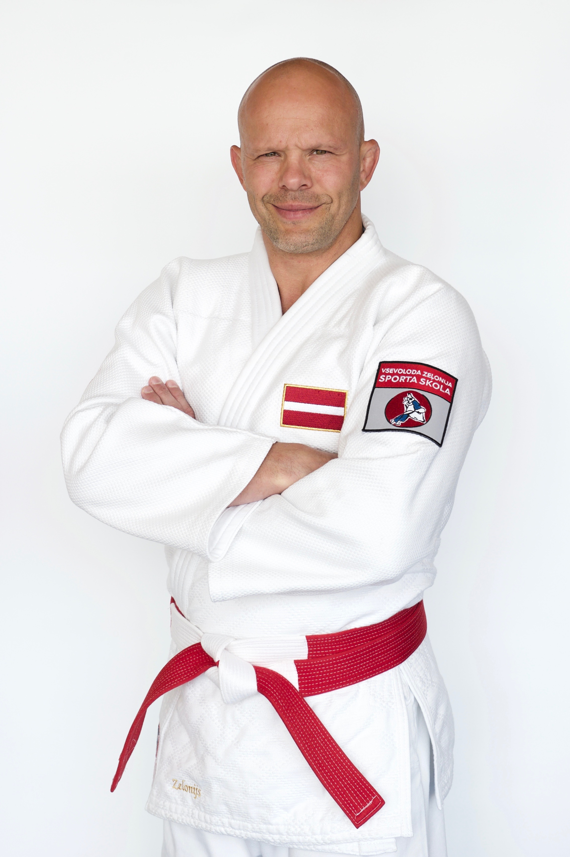 Vsevolods Zeļonijs baltā džudogi ar Latvijas karoga uzšuvi, 2019. gada portrets.